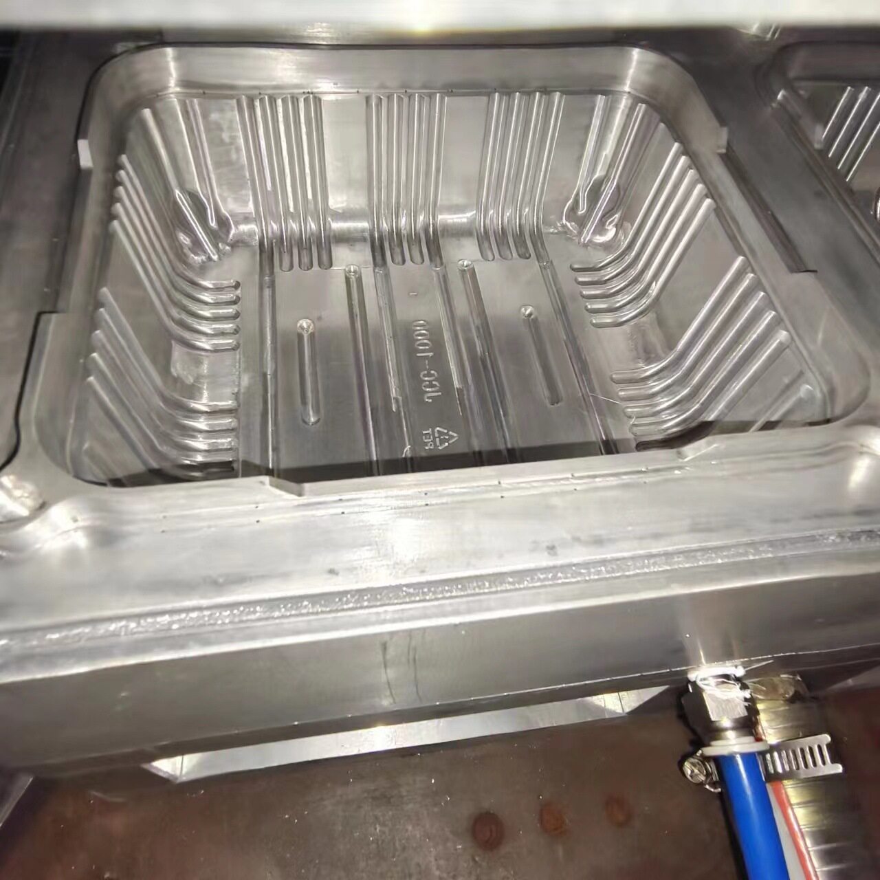 厂家直销订置一次性塑料餐具水果盒铝模精密铸造正负压一体机模具