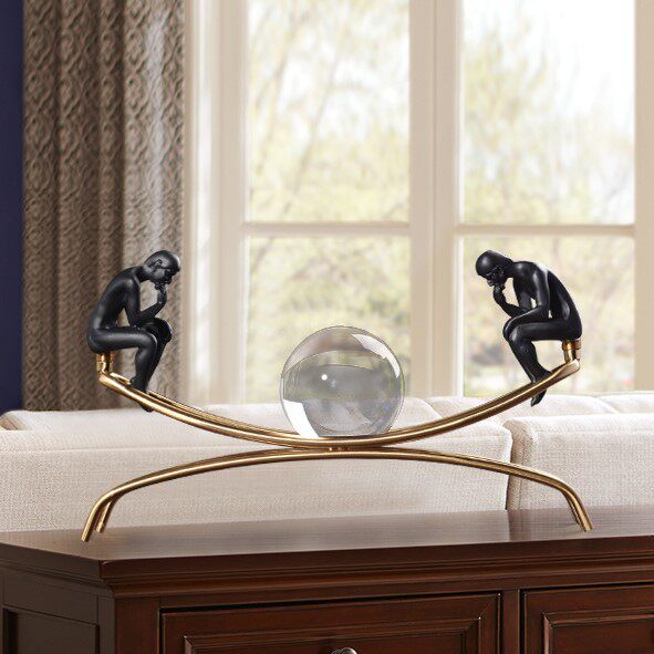 现代欧式轻奢水晶球思考者金属工艺品客厅玄关水晶球金属家居饰品