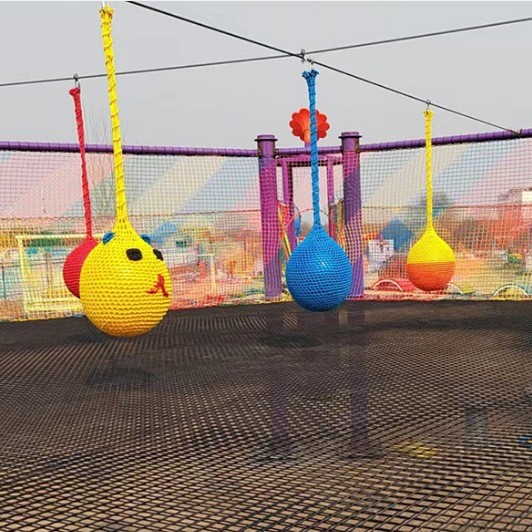 幼儿园彩色绳网编织吊球秋千