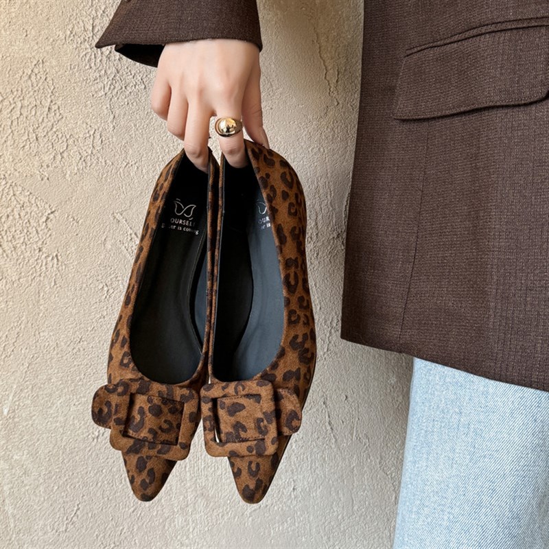 法式浅口单鞋女2025春季新款绒面方扣平底复古小众气质尖头晚晚鞋