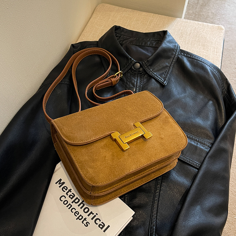 棕色小方包女2023年新款磨砂单肩斜挎小包精致高级感豆腐包小众