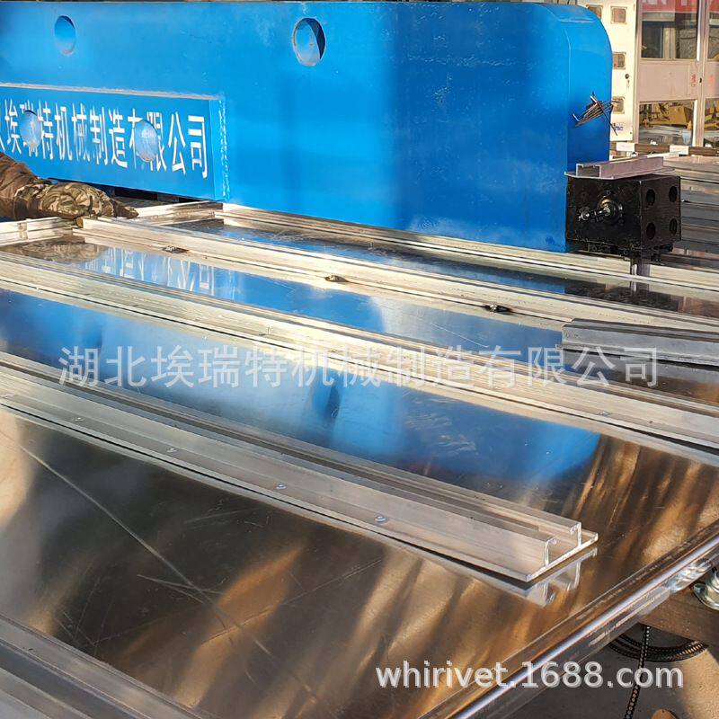 深圳，东莞标牌自动铆钉机，标牌自动铆接机