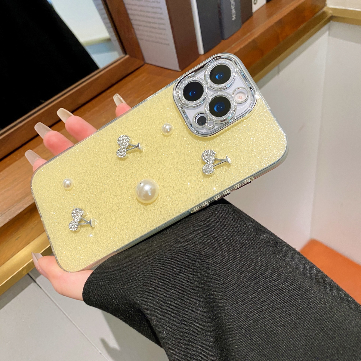 水砖轻奢立体珍珠皇冠精孔手机壳