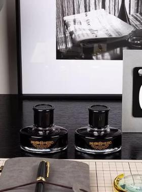 现代样板主间书题房搭设JEC配套装尺笔墨水皮具计软装书桌装饰画