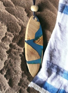 环氧树脂项链海洋宁静手工制作的环氧树脂和橄榄木枪形冲浪板吊坠