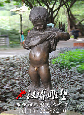 玻璃钢铜雕塑淘气小孩河边撒尿雕塑公园小镇景观雕塑童趣主题雕塑