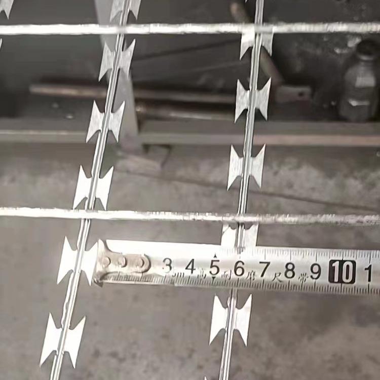 刺丝滚笼铁蒺藜刀片刺网 监狱Y型刀片刺绳隔离围网 看守所防御网