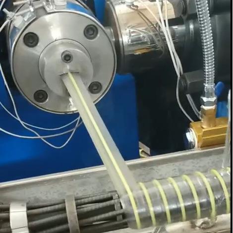 优惠供应塑料挤出机 PE 缠绕管设备 波纹管机组。