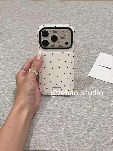 U2 韩系奶白底小黑波点适用苹果18promax双层17pro鼓包16全包手机壳