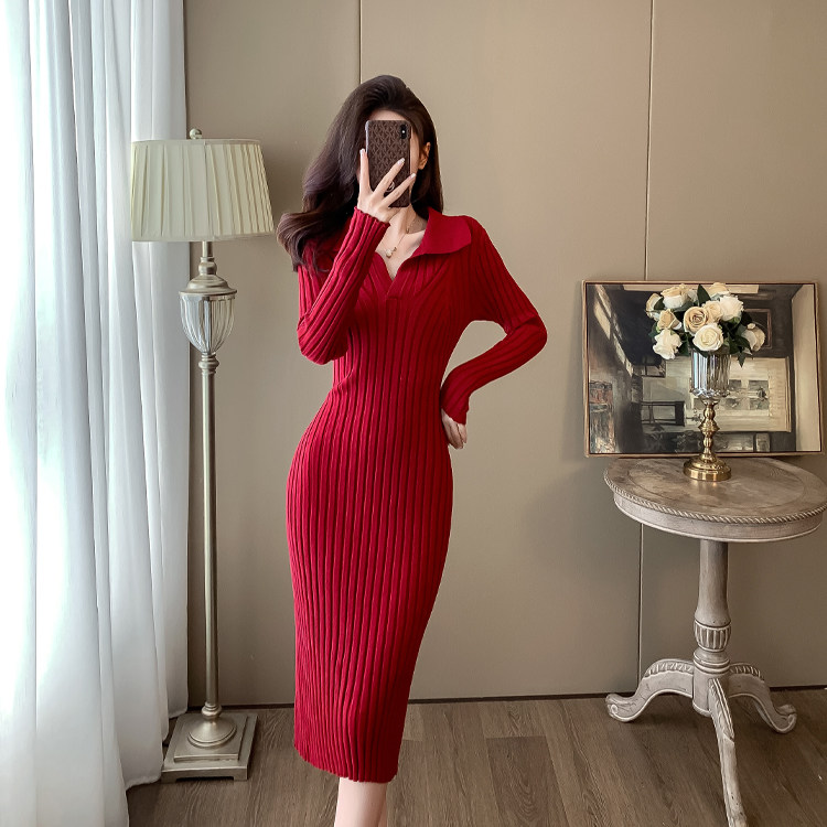 2024秋装V领针织毛衣连衣裙女修身显瘦内搭打底配大衣的裙子红色