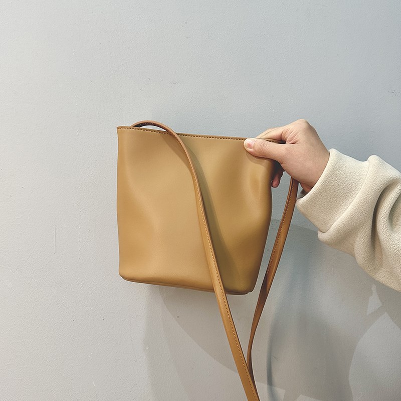 韩版简约大容量水桶包今年流行软皮斜挎包真皮牛皮时尚单肩包女包
