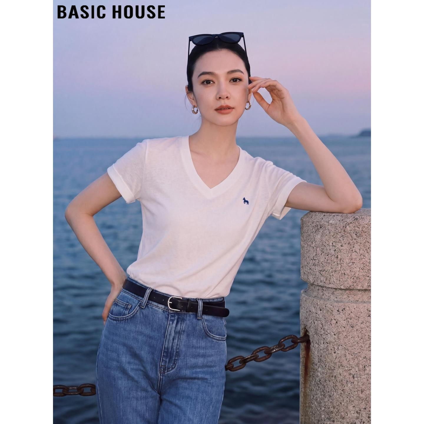 Basic House/百家好白色V领小马刺绣短袖T恤女夏季淡人高知小上衣