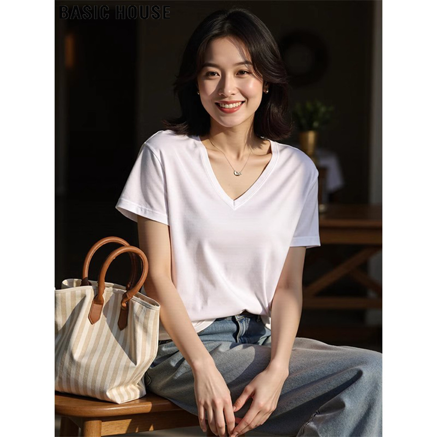 Basic House/百家好宽松含桑蚕丝正肩V领白色丝光棉短袖T恤女夏季