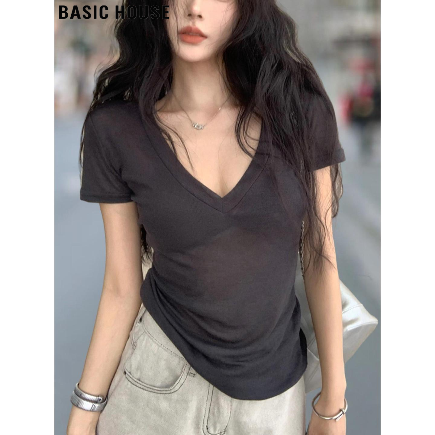 Basic House/百家好薄款微透性感V领短袖T恤女夏季辣妹风冰丝上衣