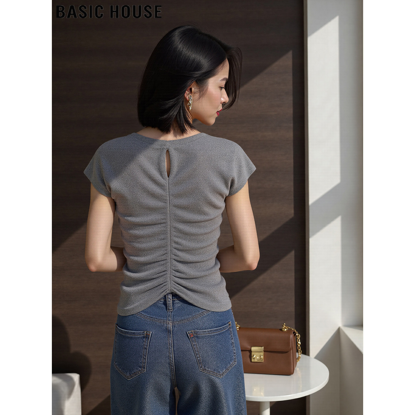 Basic House/百家好设计感褶皱收腰短袖T恤女士夏季灰色圆领上衣