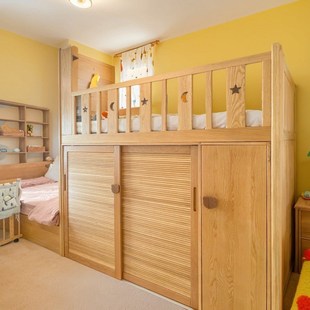 儿童房定制上床下柜良实木错位姐弟床禽互不打扰桌子一体佳白腊木