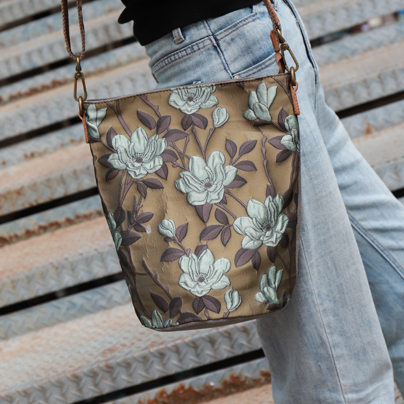 中式国风花卉女包便捷复古风单肩斜挎包袋文艺气质外出水桶帆布包
