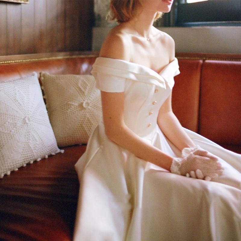 法式轻婚纱2024新款缎面复古白色简约高腰一字肩森系旅拍出门纱夏