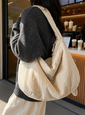 慵懒斜挎包松弛感棉服包饺子包单肩大包女大容量2025超火托特包包