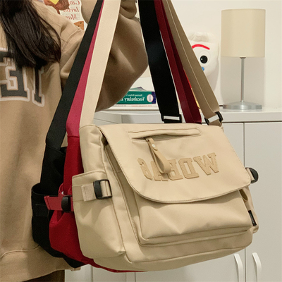 通勤百搭女生斜挎包邮差包