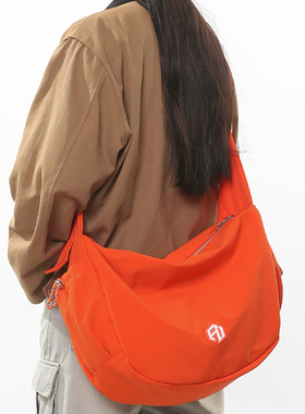 潮运动斜挎包女大容量休闲通勤背包男款工装风轻便旅行单肩饺子包