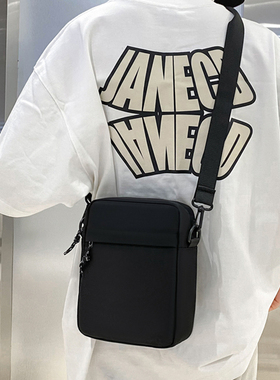 斜挎包男士2025新款时尚手机包简约百搭单肩包女外出便携包小背包