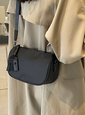 斜挎包包女式2025新款超火腋下单肩包轻便小包女士休闲百搭手机包