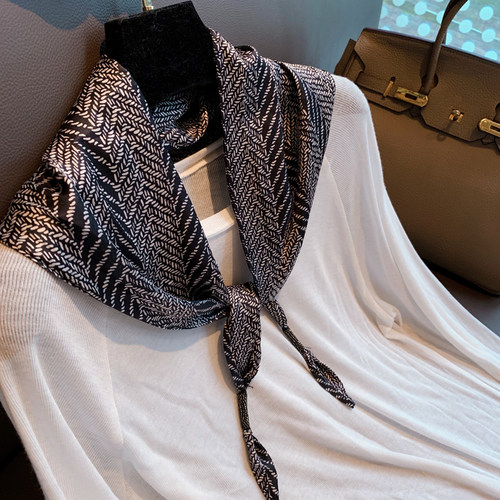 黑色人字纹三角披肩围巾