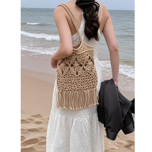 小众设计师2025新款女士波西米亚风流苏包手工编织单肩斜挎沙滩包