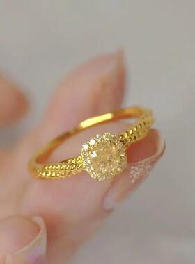 小红书爆款时尚超闪金黄色戒指可甜小方糖高级感轻奢镶嵌百搭配饰