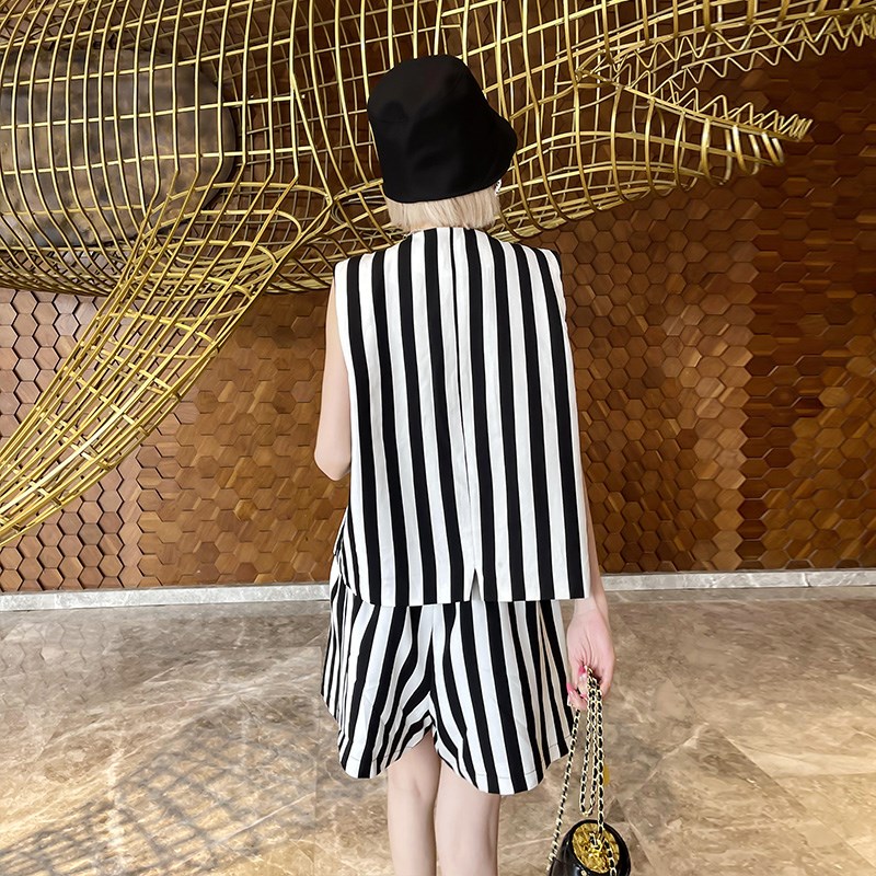 条纹马甲个性套装女设计独特2024年新款夏季休闲显瘦短裤两件套潮