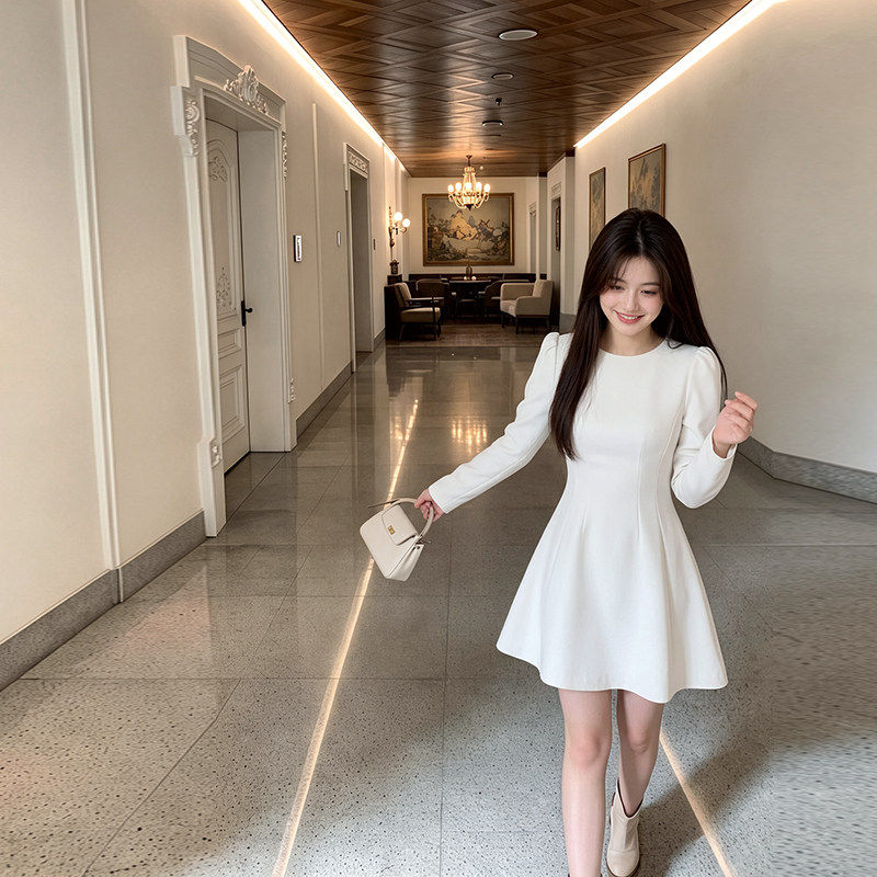 白色长袖连衣裙子女春秋法式高级感小个子气质小白裙收腰显瘦短裙