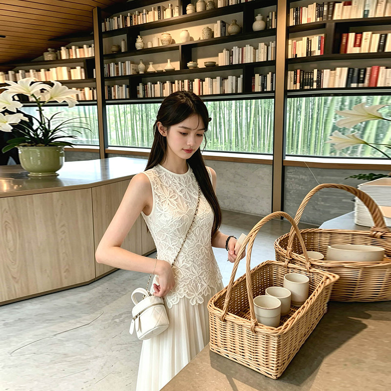 白色无袖背心连衣裙子女夏季2026新款法式气质高级感收腰显瘦长裙