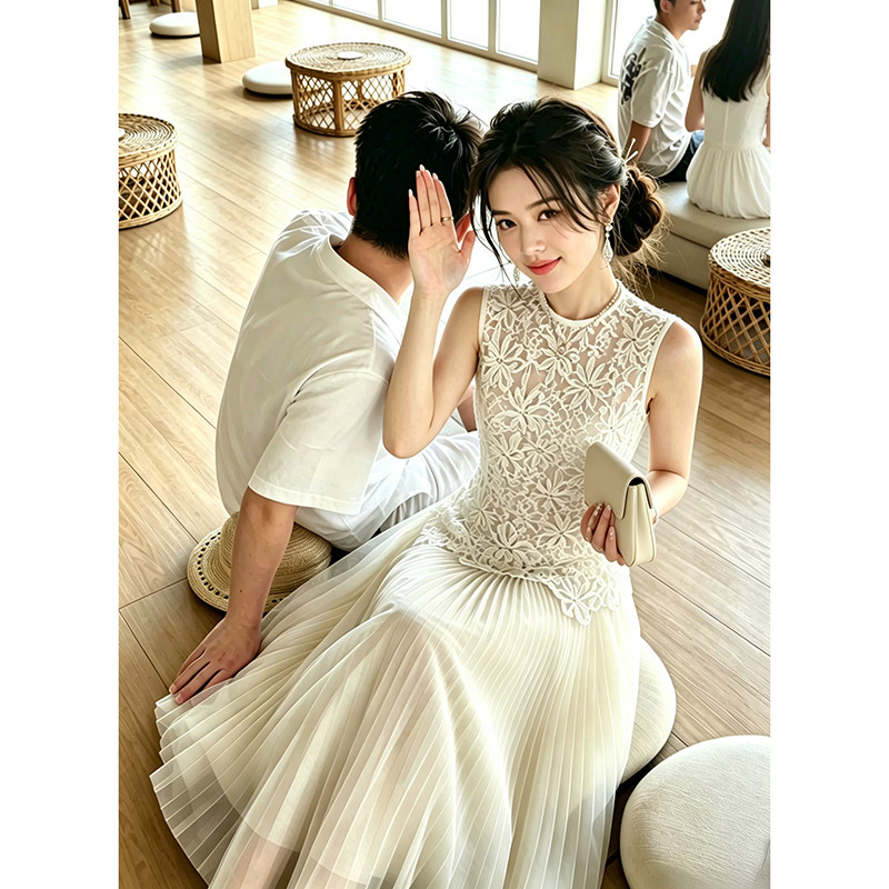 白色无袖背心连衣裙子女夏季2026新款法式高级感气质收腰显瘦长裙