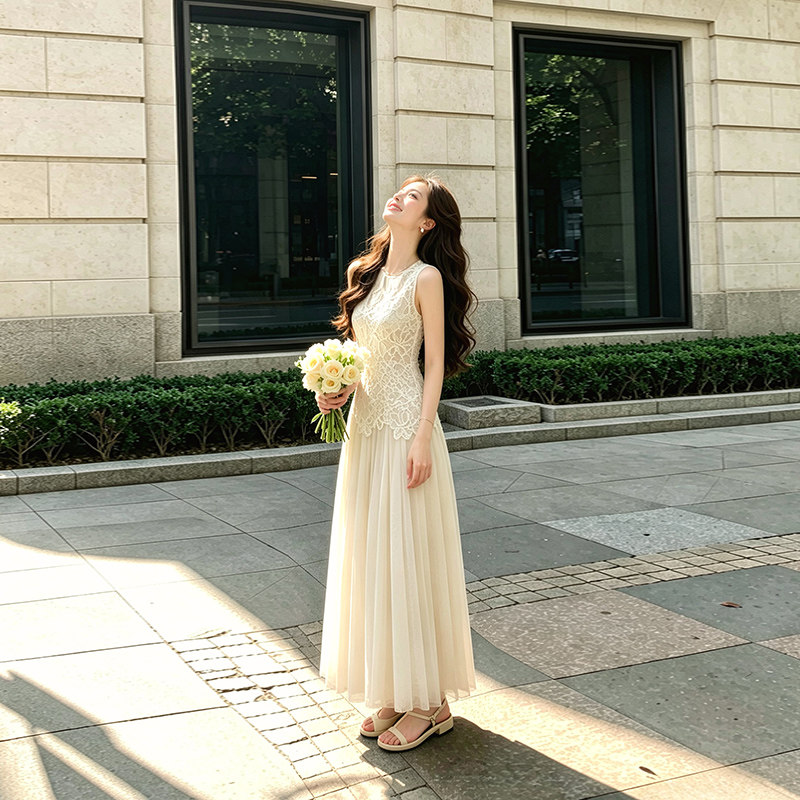 白色无袖背心连衣裙子女夏季2026新款法式气质高级感收腰显瘦长裙
