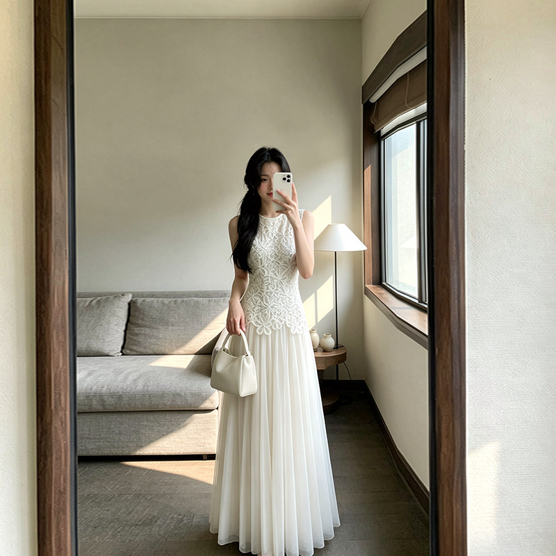 白色无袖背心连衣裙子女2026新款夏季气质巨好看礼服收腰显瘦长裙