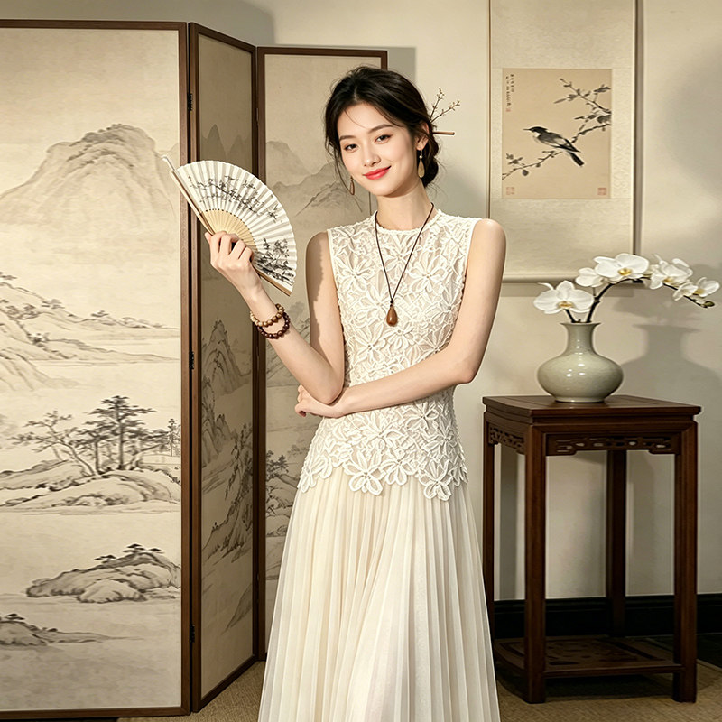 白色无袖背心连衣裙子女夏季2026新款法式高级感收腰显瘦礼服长裙