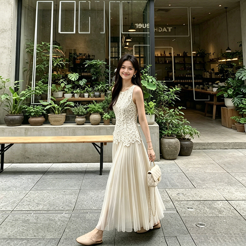 白色无袖背心连衣裙子女夏季2026新款法式高级感收腰显瘦礼服长裙