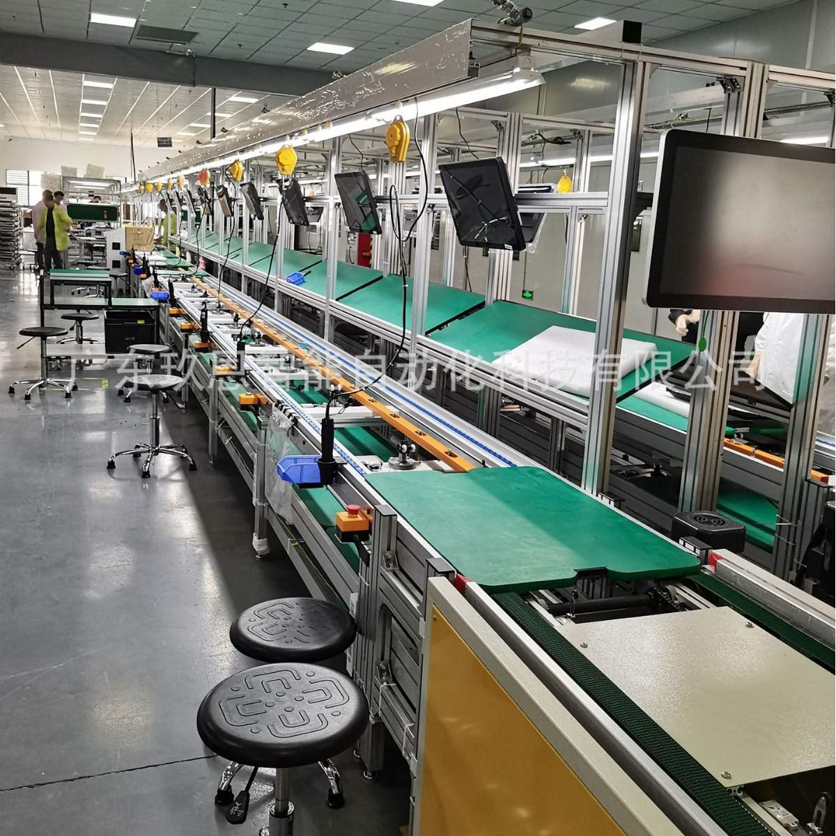 奶茶店高清显示屏上下循环生产线 43英寸壁挂广告机组装线装配线