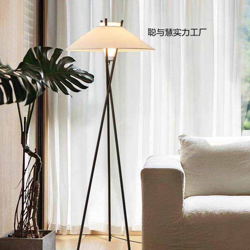 三角落地灯意大利中古风客厅沙发旁设计师诧寂风样板房钢琴落地灯