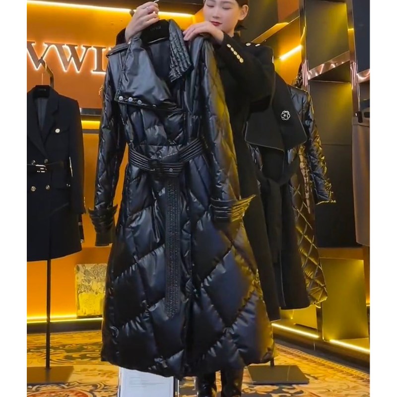 黑色菱形格羽绒服女2024年冬季新款设计感洋气长款加厚大翻领外套