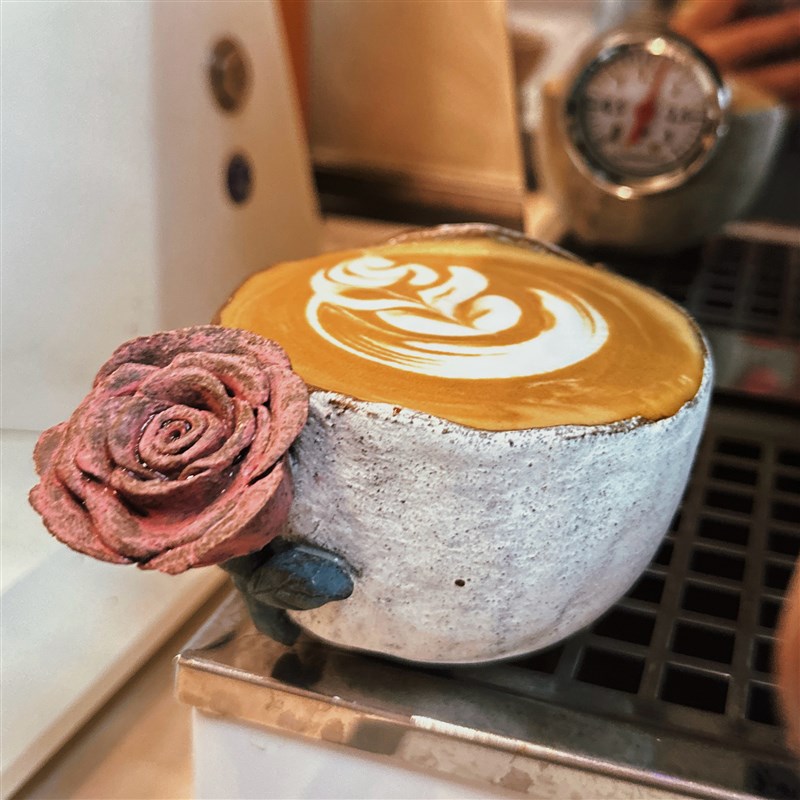 孤品】日式粉引复古粗陶手捏玫瑰花咖啡杯拿铁拉花杯手握杯侘寂风