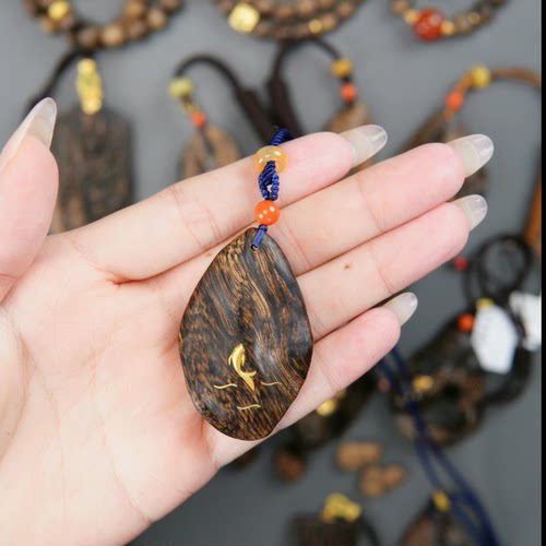 天然沉香达拉干正区镶嵌18k金如鱼得水挂件