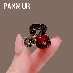 红色珍珠迷你小抓夹女2026水钻刘海精致小巧鲨鱼夹半扎发头饰发卡