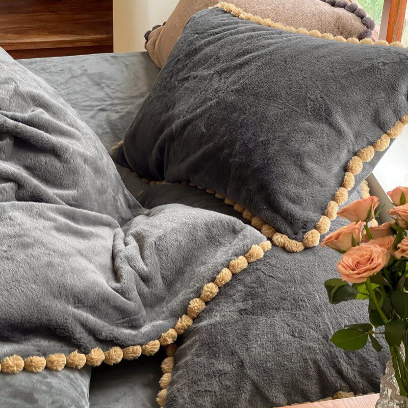 时尚简约加厚冬季保暖400獭兔绒牛奶绒可爱球球1.8床上用品四件套