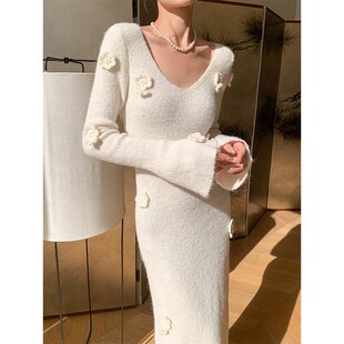 酒窝定制 白色长袖V领针织连衣裙女冬季2024新款修身显瘦打底长裙