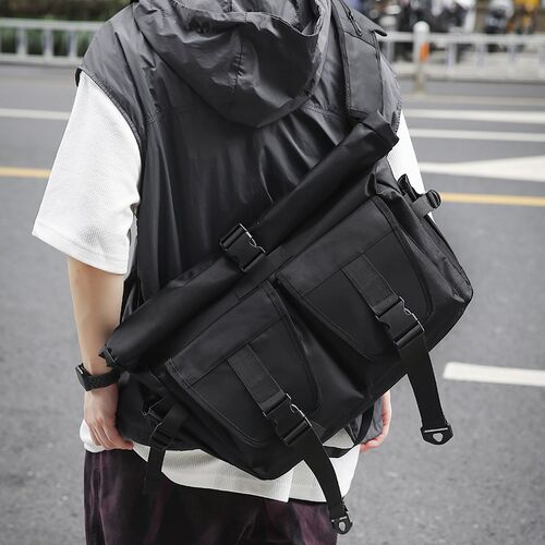男款机能潮牌斜挎包男士运动骑行背包旅行单肩包大容量扩容邮差包