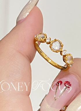 轻奢冰种蛋面玉髓镶嵌排钻戒指