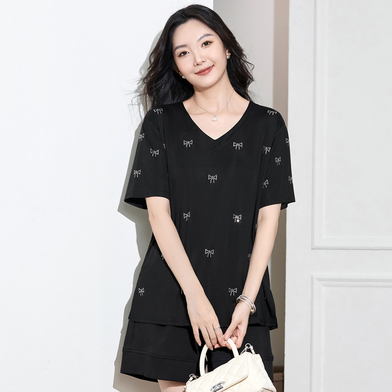 大码女装夏装200斤胖妹妹时髦洋气休闲上衣胖mm宽松U显瘦V领T恤衫