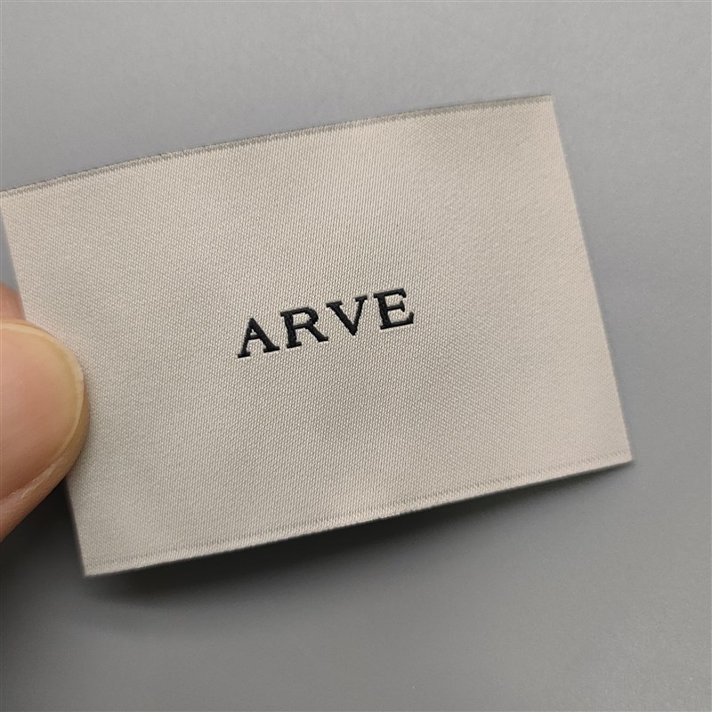 高品质新品韩版j大衣外套羽绒服风衣米黄底黑字洗水可定制领标